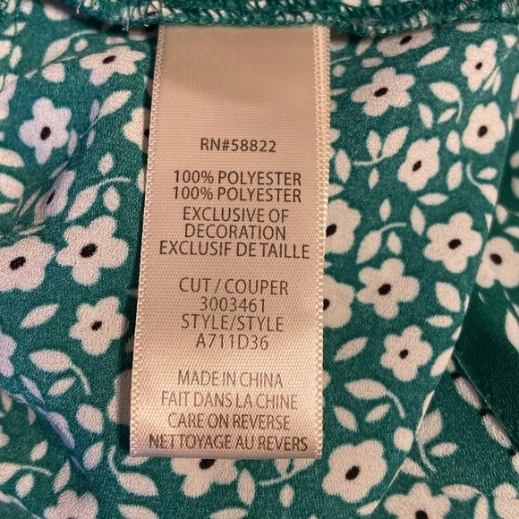 🌸Max Studio green with white flowers top size small 🌸 - Picture 7 of 8